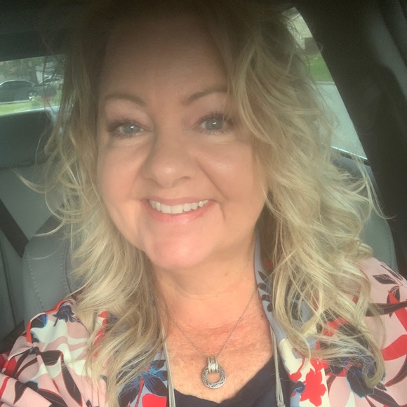 Meet your Posher, Pamela - Picture 2 of 3